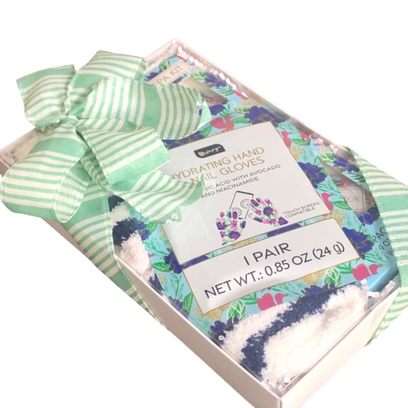 FOOT SPA KIT & Hydrating Hand Gloves with Striped Fuzzy Socks - Picture 3 of 5